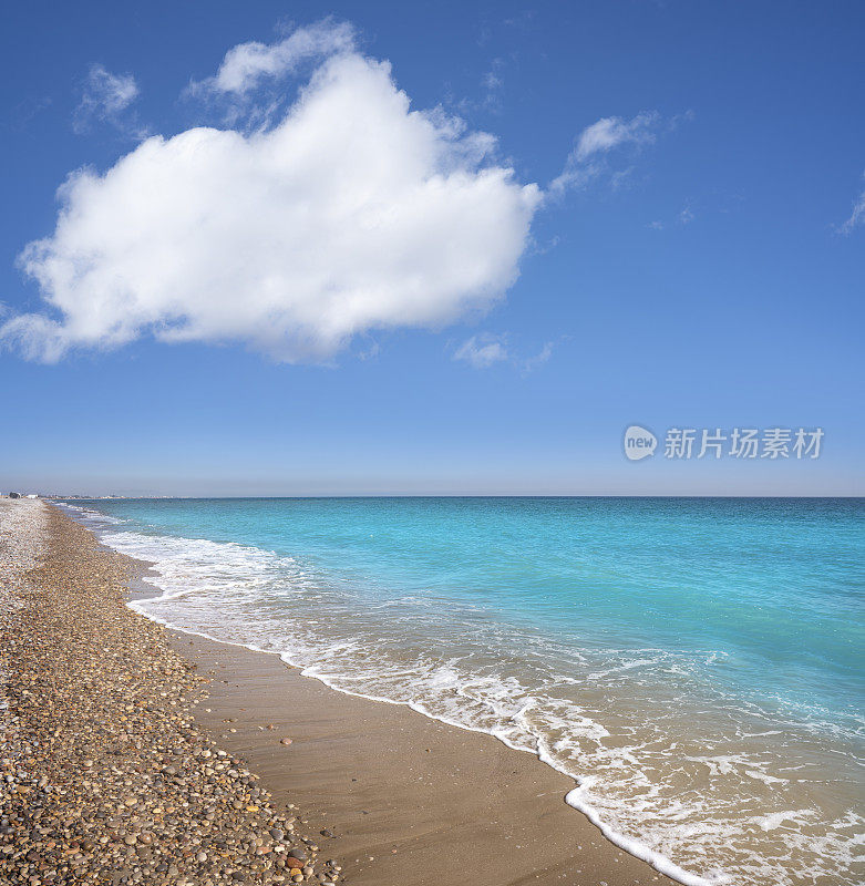 巴伦西亚Sagunto Canet海滩，地中海边夏日蔚蓝的天空